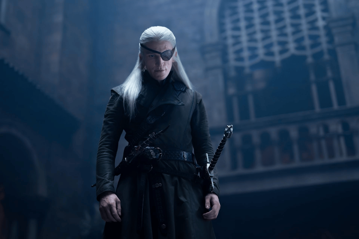 Ewan Mitchell sebagai Aemond Targaryen dalam serial House of the Dragon produksi HBO.
