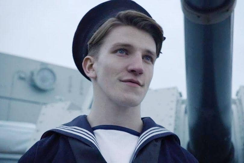 Ewan Mitchell sebagai salah satu karakter dalam serial drama BBC One World on Fire, dalam adegan serial tersebut.