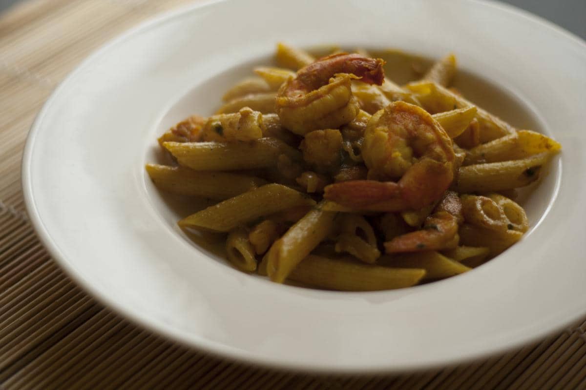 ilustrasi creamy garlic shrimp pasta