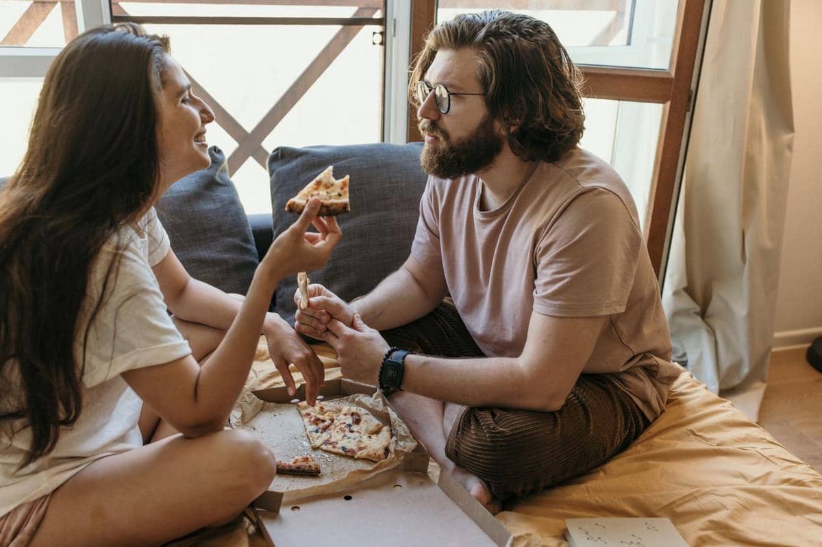 illustrasi pasangan makan pizza