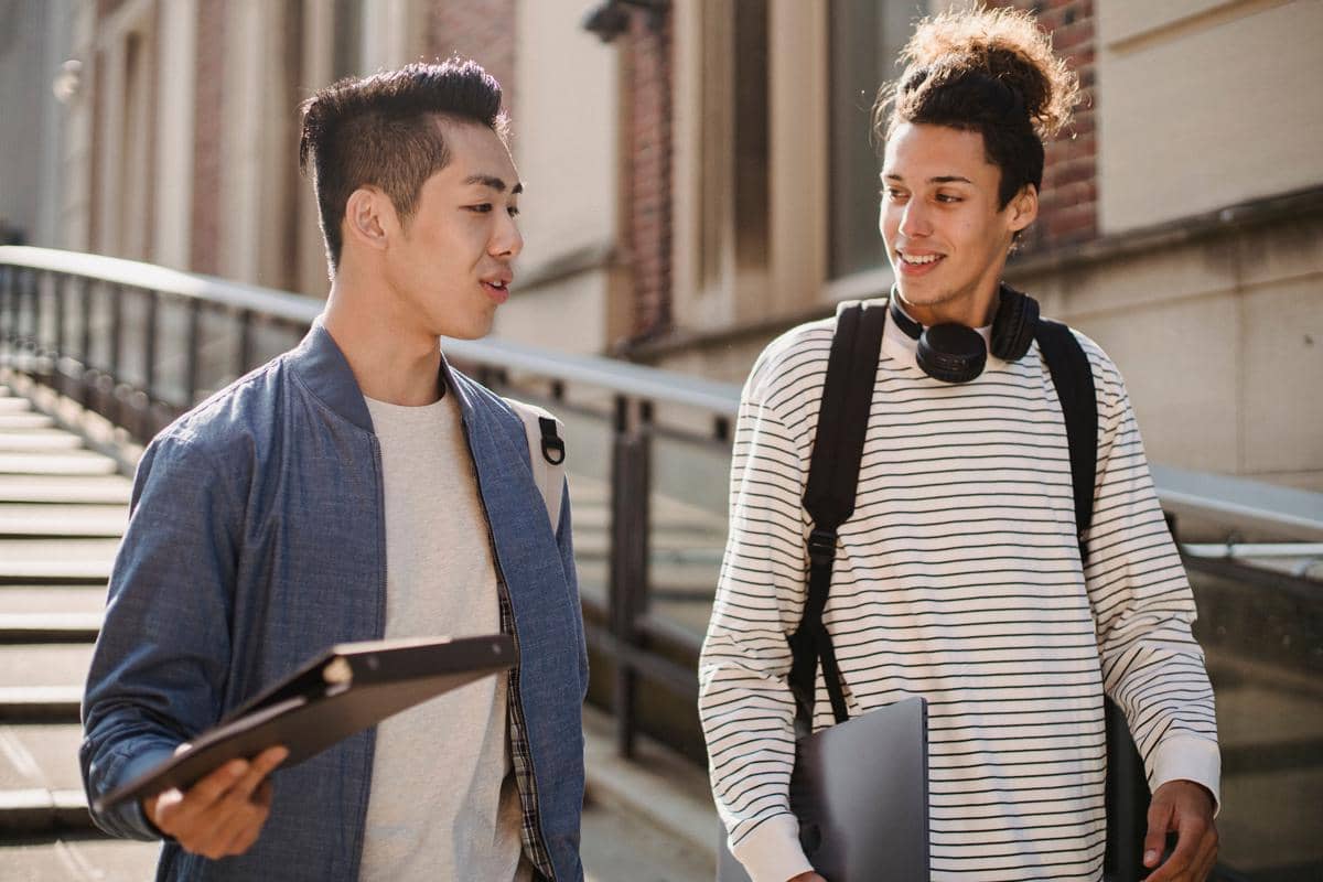 5 Alasan Cowok Insightful Punya Daya Tarik yang Bikin Penasaran