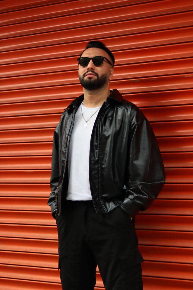 ilustrasi jaket kulit hitam