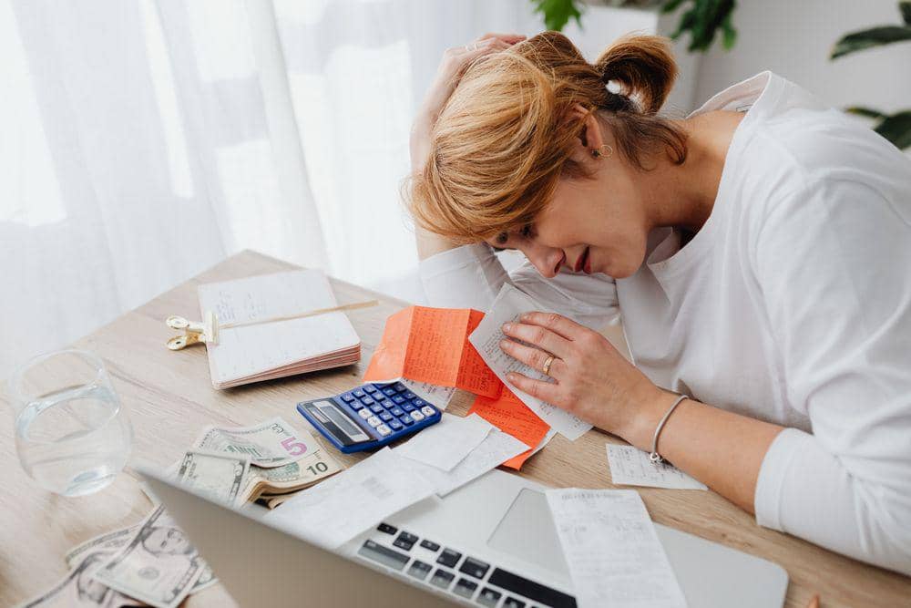 ilustrasi stress dengan beban finansial