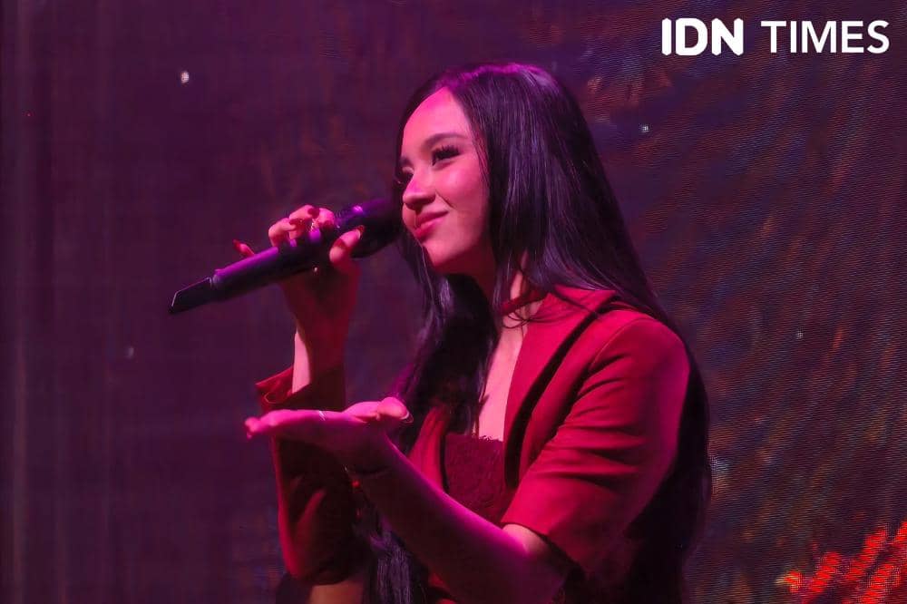 Potret Lyodra saat bernyanyi usai press conference Terkunci di Kamu, yang digelar di Jakarta, Rabu (7/10/2026) (IDN Times/Juan Dwi)