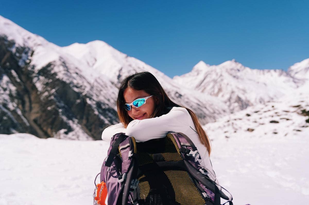 Bella Graceva berada di tengah-tengah gunung es di Annapurna, Nepal