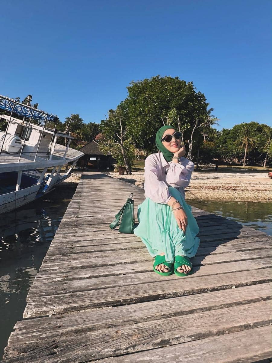 Angelina Sondakh menikmati suasana pantai tepi resort di Sumbawa