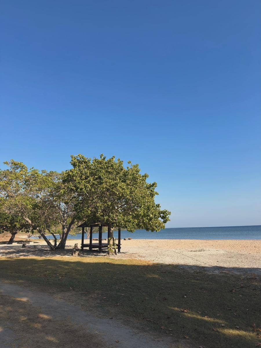 Angelina Sondakh menikmati suasana pantai tepi resort di Sumbawa