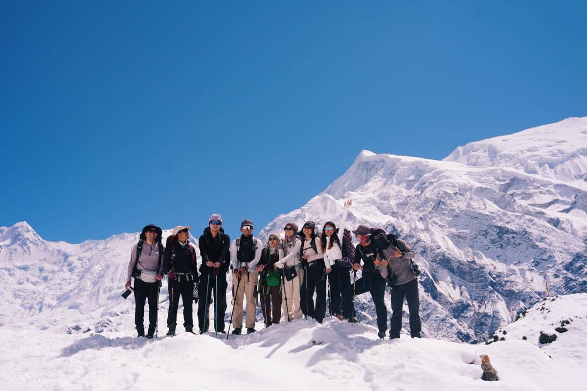 Bella Graceva berada di tengah-tengah gunung es di Annapurna, Nepal