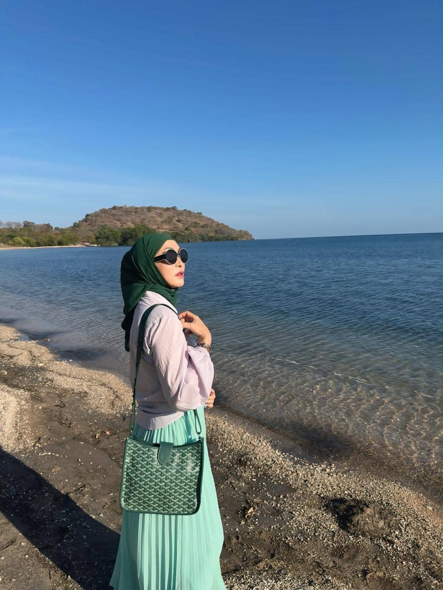 Angelina Sondakh menikmati suasana pantai tepi resort di Sumbawa