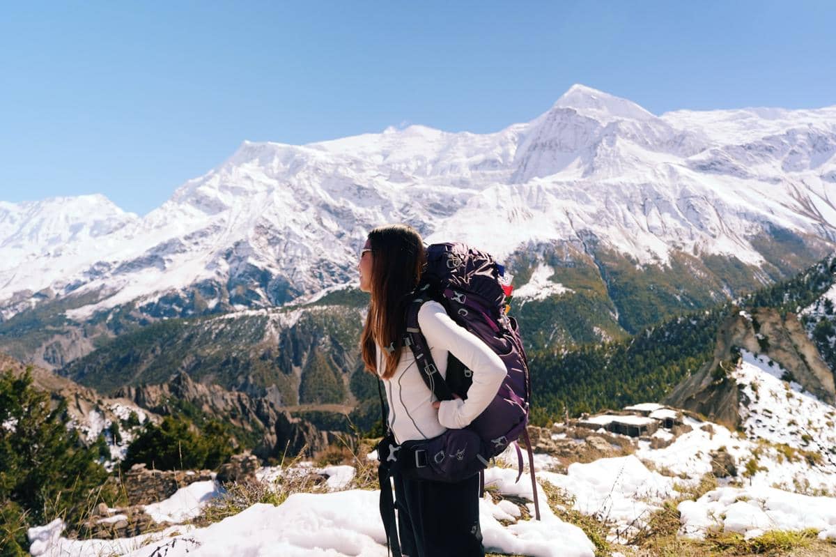 Bella Graceva berada di tengah-tengah gunung es di Annapurna, Nepal