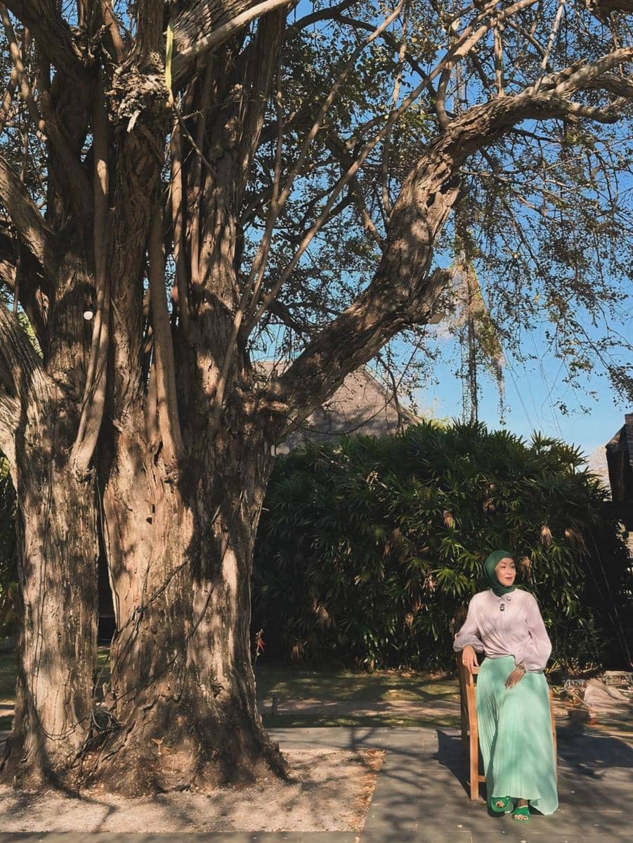 Angelina Sondakh menikmati suasana pantai tepi resort di Sumbawa
