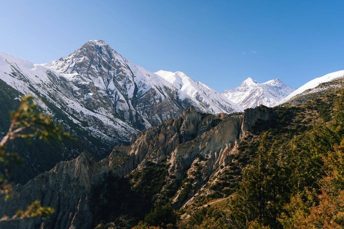Bella Graceva berada di tengah-tengah gunung es di Annapurna, Nepal