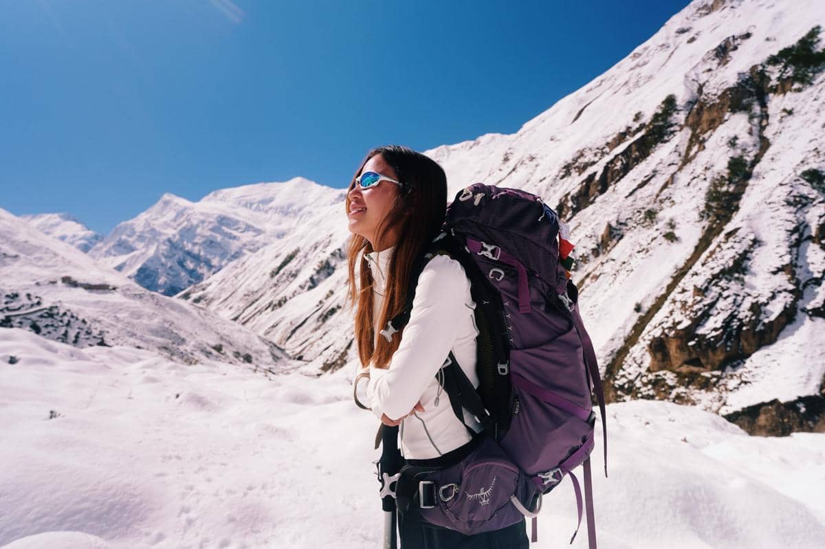 Bella Graceva berada di tengah-tengah gunung es di Annapurna, Nepal