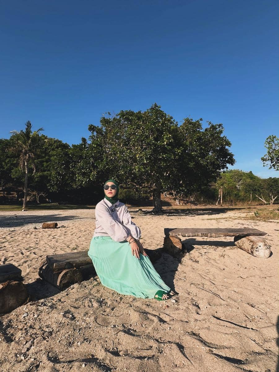 Angelina Sondakh menikmati suasana pantai tepi resort di Sumbawa