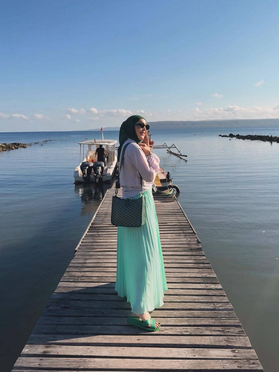 Angelina Sondakh menikmati suasana pantai tepi resort di Sumbawa