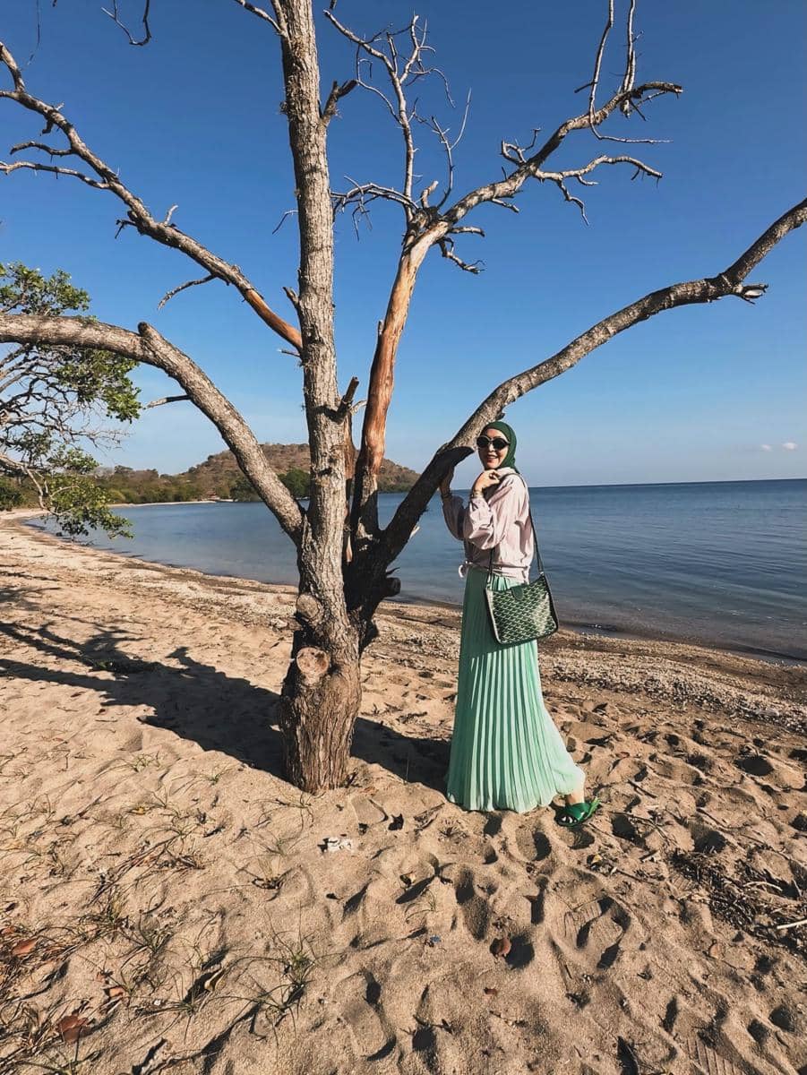 Angelina Sondakh menikmati suasana pantai tepi resort di Sumbawa