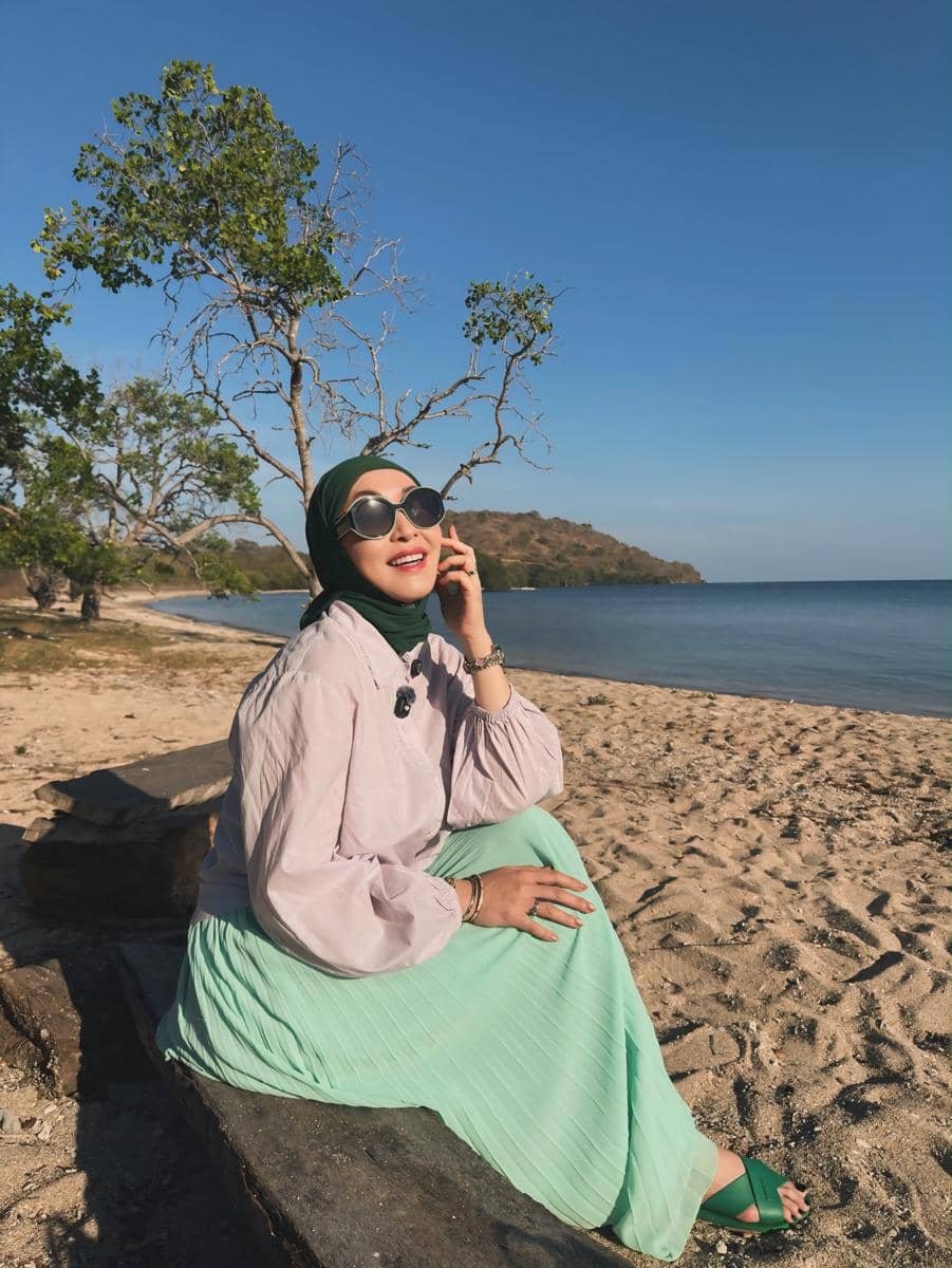 Angelina Sondakh menikmati suasana pantai tepi resort di Sumbawa