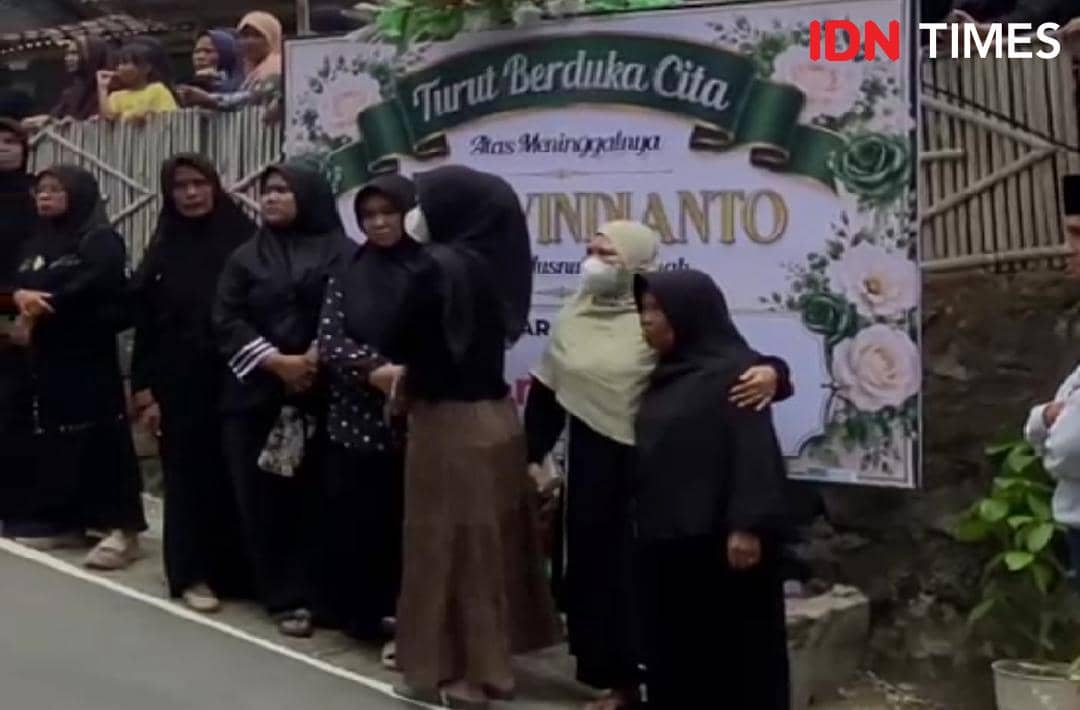 Ratusan warga memadati rumah duka di Patikraja, Banyumas, saat jenazah Anto tiba pada Rabu, 7 Oktober 2026.