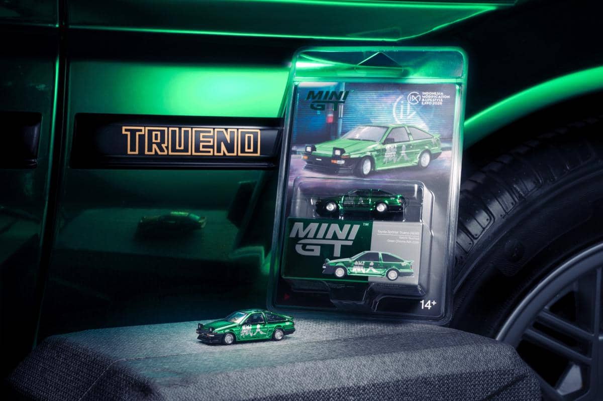 Miniatur Toyota Sprinter Trueno AE86 hijau edisi MINI GT IMX Exclusive Event Car dalam kemasan paket khusus.