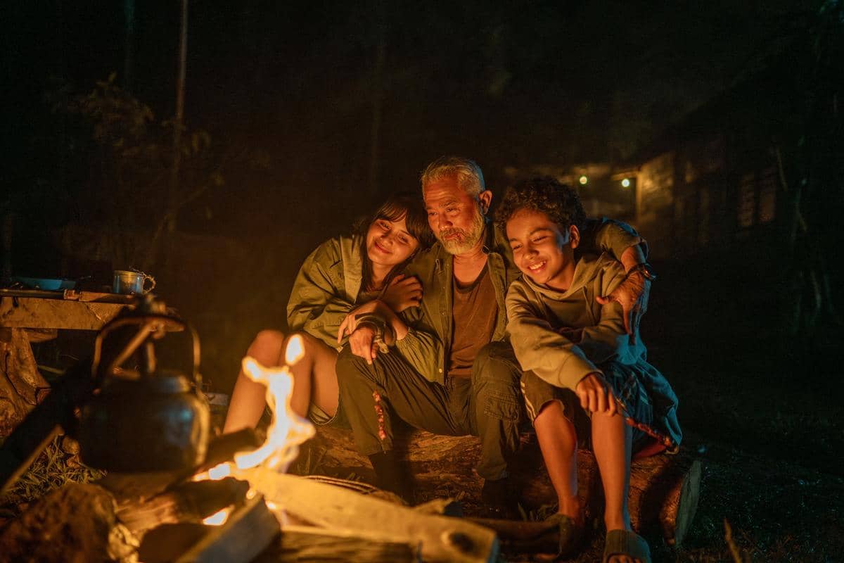 Putri, Eyang Hari, dan Dimas tampak bersama dalam salah satu adegan film Serangan Balik produksi Netflix.