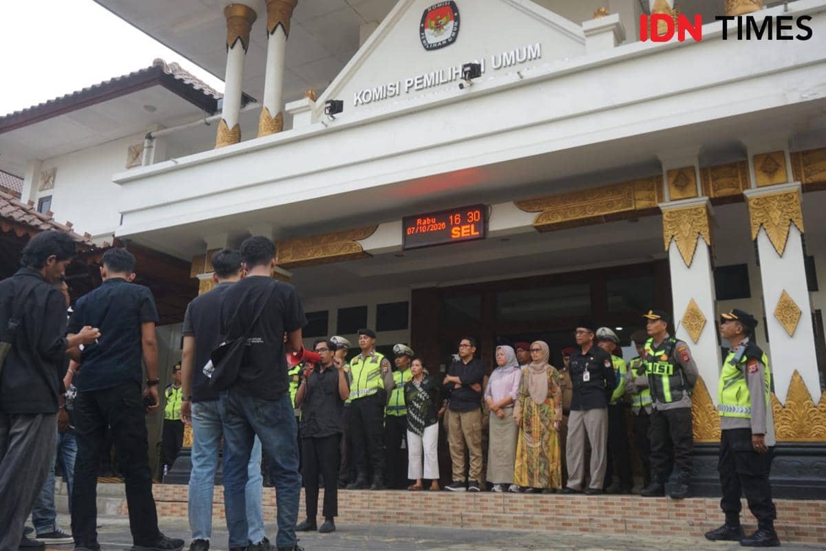Sejumlah mahasiswa Forum BEM DIY berunjuk rasa di depan kantor KPU DIY menanggapi putusan MK terkait ijazah SMA Gibran.