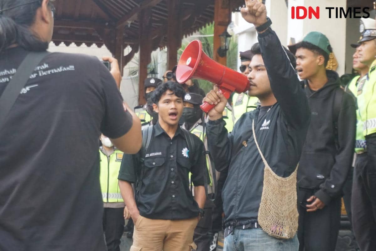 Mahasiswa Forum BEM DIY menggelar aksi unjuk rasa di depan kantor KPU DIY terkait putusan MK soal ijazah SMA Gibran.