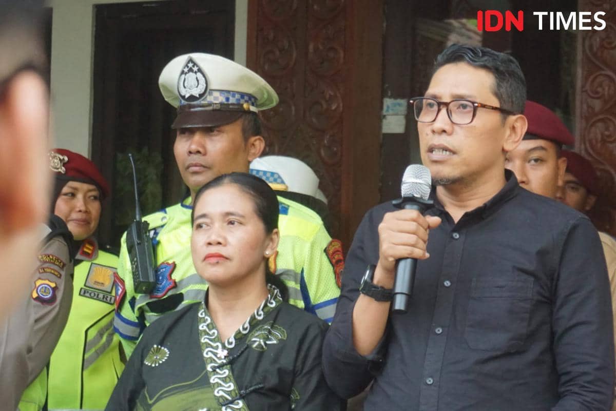 Ketua KPU DIY Ahmad Shidqi berada di tengah aksi unjuk rasa Forum BEM DIY yang berlangsung di depan kantor KPU DIY.
