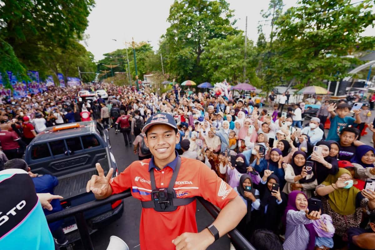 Kerumunan warga Mataram tumpah ruah menyambut para pembalap MotoGP dalam suasana meriah.