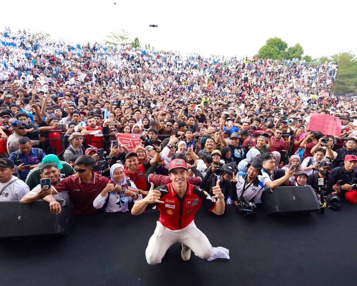 Kerumunan warga Mataram memadati jalan untuk menyambut para pembalap MotoGP dalam suasana meriah di kota.