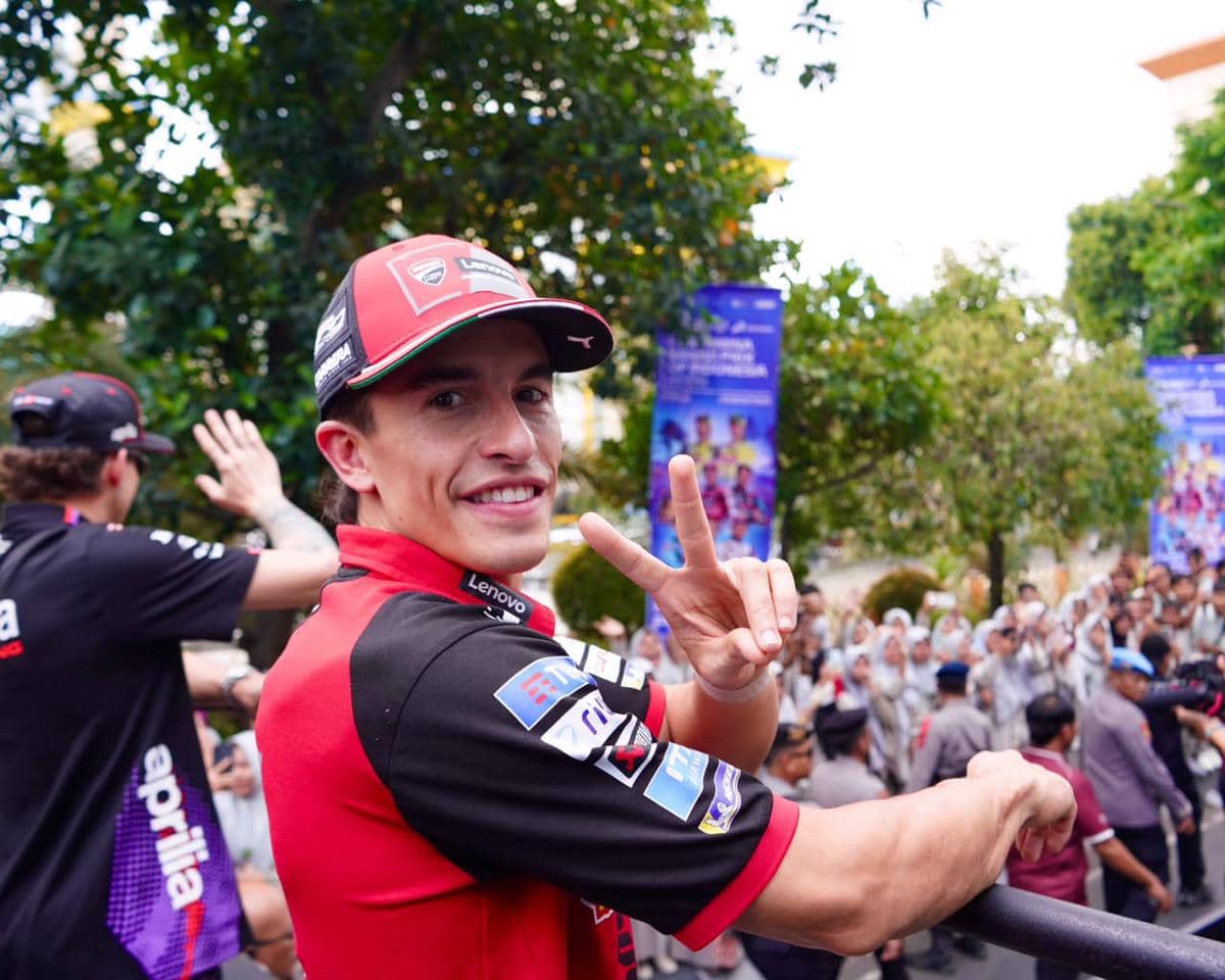 Warga Mataram tumpah ruah menyambut para pembalap MotoGP dengan antusias di ruas jalan kota Mataram.