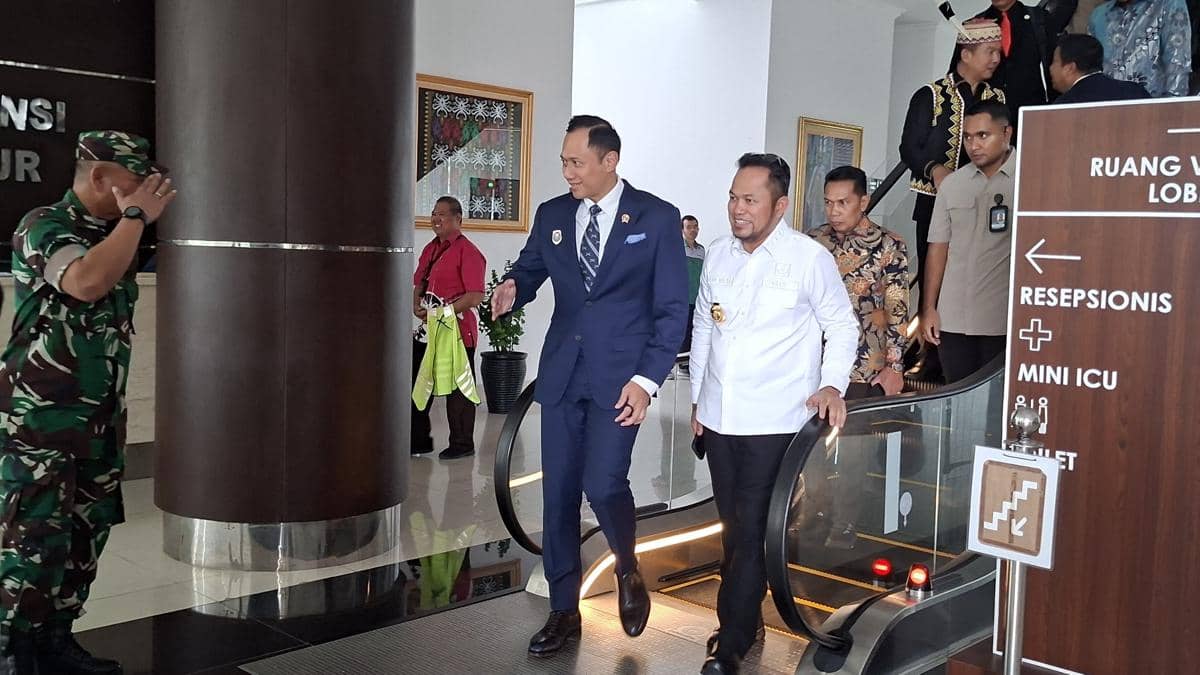 Menko Infra Agus Harimurti Yudhoyono (AHY) melakukan kunjungan kerja ke Balikpapan, Kalimantan Timur, pada Kamis (8/10). (Dok. KemenkoInfra)