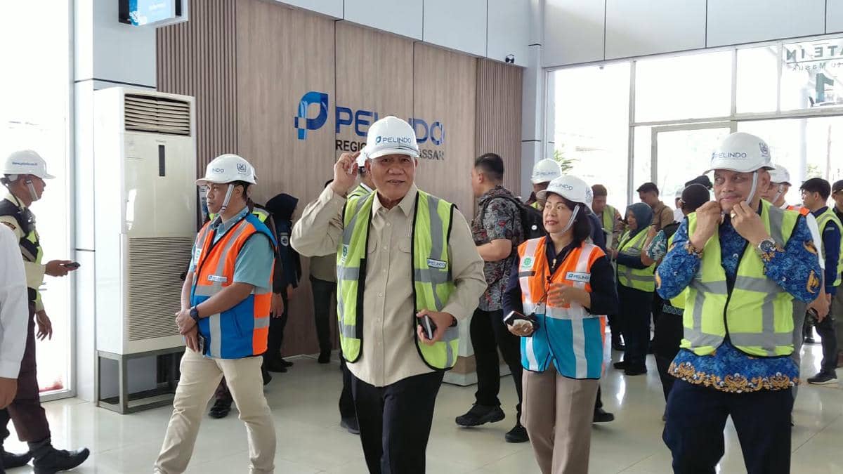 Anggota DPR dari Fraksi Gerindra Bambang Haryo Soekartono, saat mengunjungi Pelabuhan Makassar, Kamis (8/10/2026). (IDN Times/Aan Pranata)