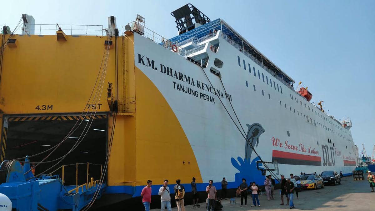KM Dharma Kencana VII saat bersandar di Pelabuhan Makassar. (IDN Times/Aan Pranata)