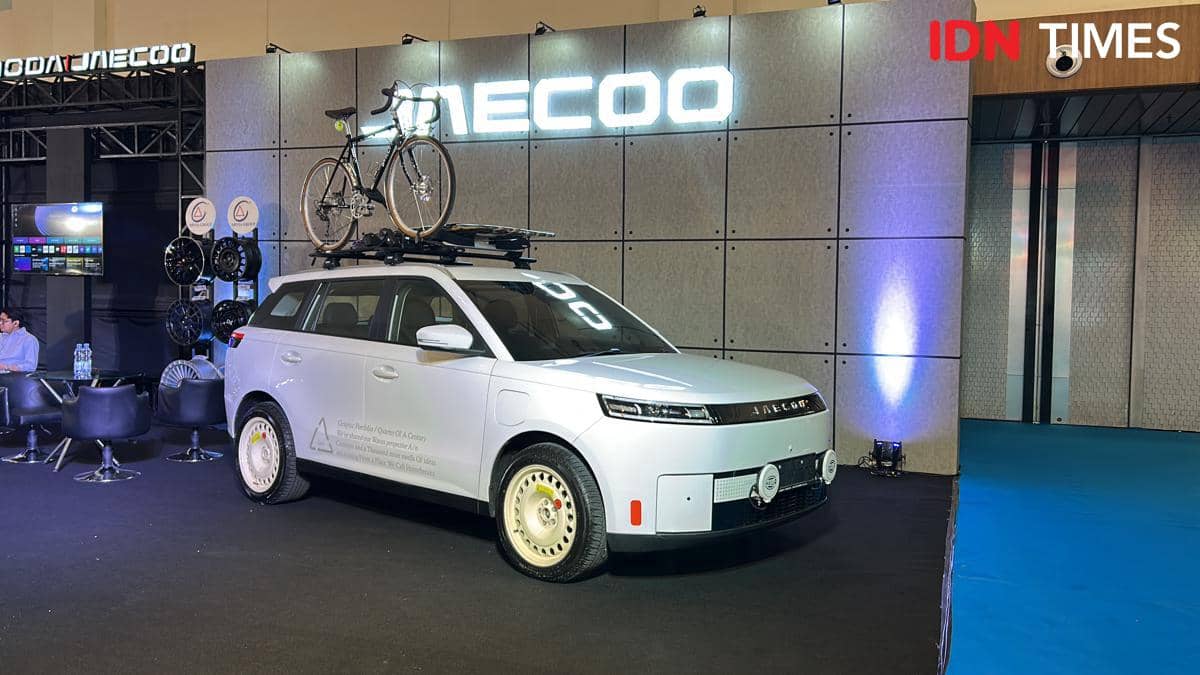 SUV Jaecoo J5 hasil modifikasi dengan tampilan khusus dipamerkan dalam ajang pameran IMX tahun 2026.