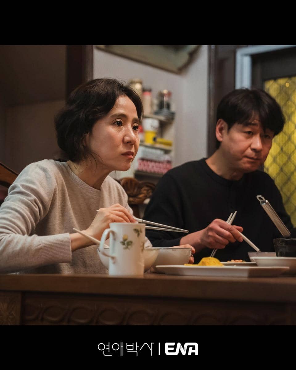 Cuplikan adegan dari drama Between Steps yang dibagikan melalui akun Instagram resmi ENA Drama untuk promosi serial.