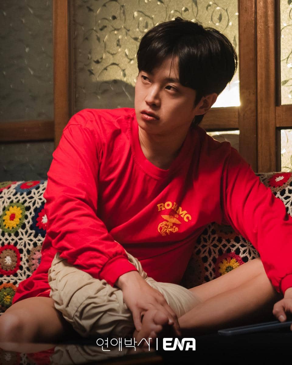 Cuplikan adegan drama Between Steps dari unggahan Instagram ENA Drama yang memperlihatkan para pemerannya.