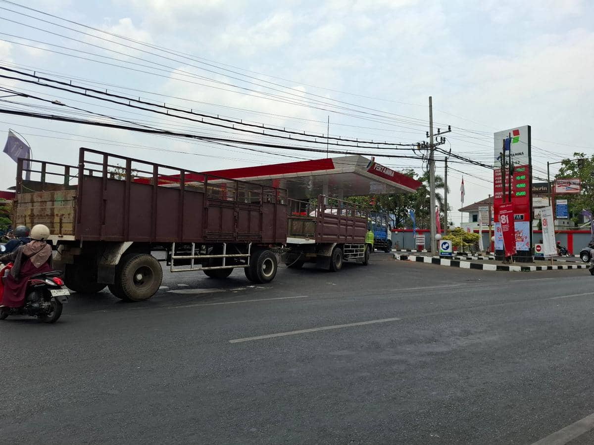 Sejumlah kendaraan mengantre di area SPBU Bululawang, Kabupaten Malang, untuk mengisi bahan bakar minyak.