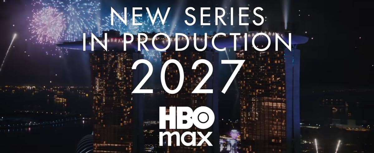 Teaser pengumuman serial Crazy Rich Asians dari HBO Max dengan judul berwarna emas pada latar gelap.
