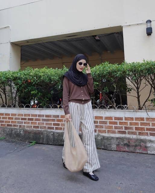 Ratu Isyell tampil dengan OOTD kasual untuk pergi ke kafe, memadukan busana bergaya santai dan modis.