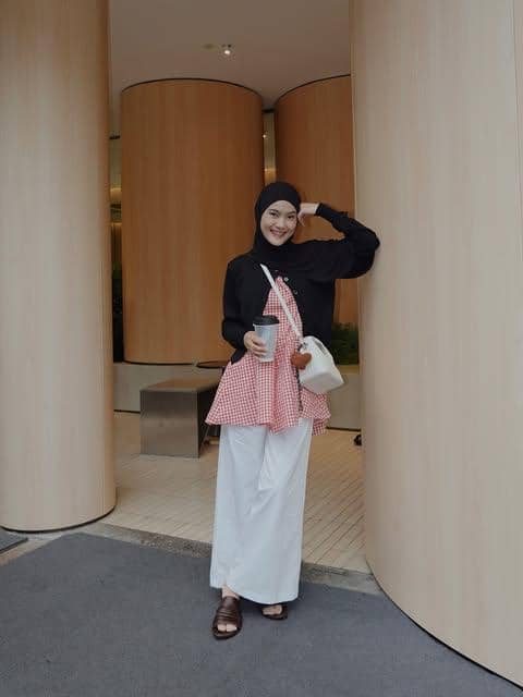 Ratu Isyell berpose dengan OOTD saat berkunjung ke kafe, menampilkan gaya busana kasual yang rapi dan modis.