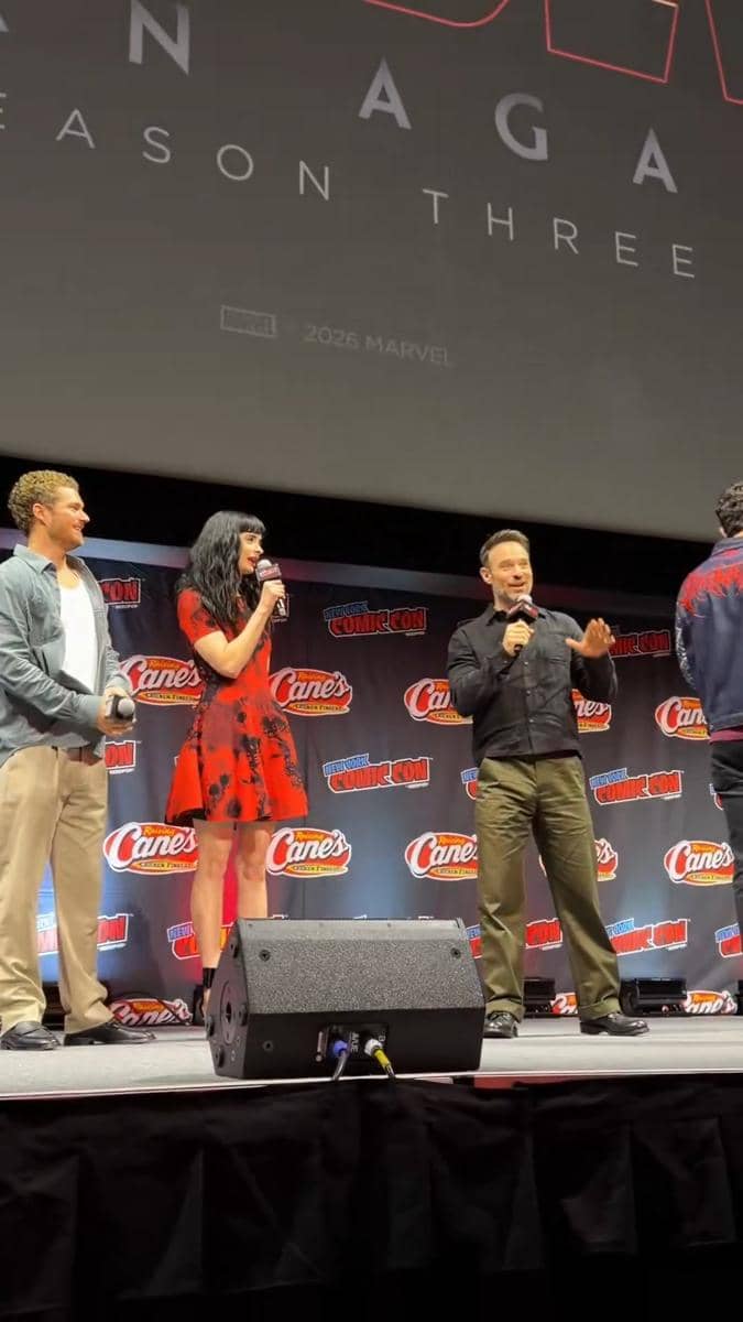 Charlie Cox, Krysten Ritter, dan Finn Jones berada bersama dalam penampilan di acara NYCC 2026 di New York.