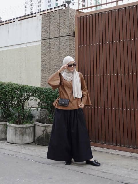 Ratu Isyell mengenakan busana kasual untuk OOTD ke kafe, seperti terlihat dalam unggahan Instagramnya.