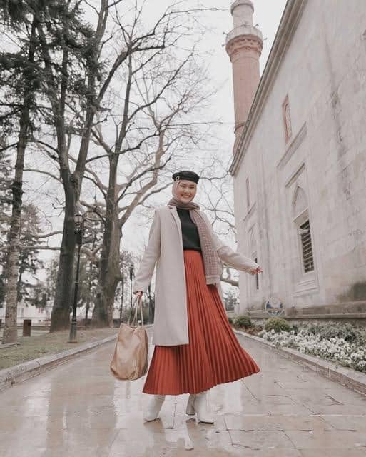 Ratu Isyell tampil dengan OOTD bergaya traveling dalam unggahan Instagram sebagai inspirasi padu padan busana perjalanan.