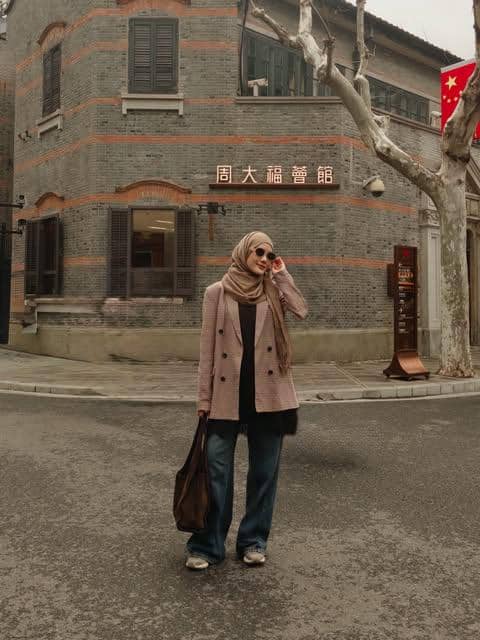 Ratu Isyell tampil dengan OOTD traveling dalam unggahan yang dibagikan melalui akun Instagram pribadinya.