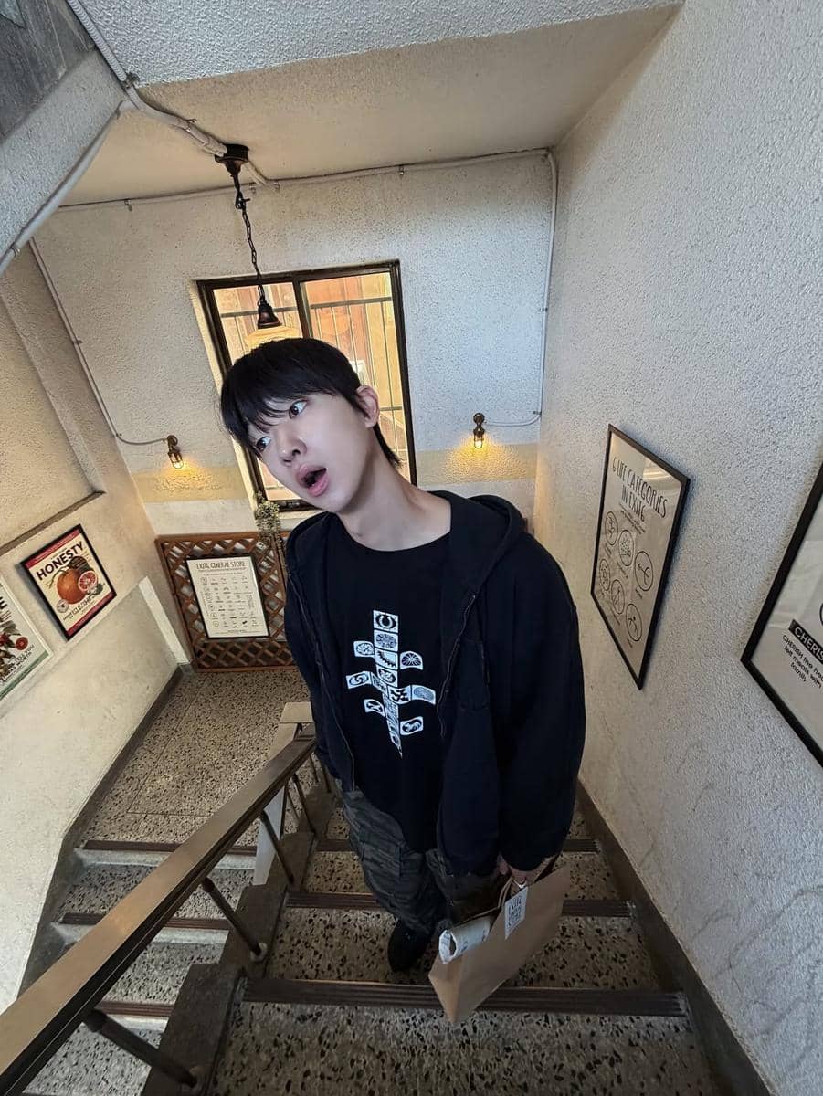 Unggahan Instagram Kim E Jun yang menjadi inspirasi OOTD dengan gaya busana kasual dan modis sehari-hari.