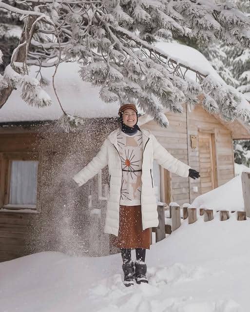 Ratu Isyell mengenakan outfit traveling bergaya kasual dalam potret OOTD yang dibagikan melalui Instagram.