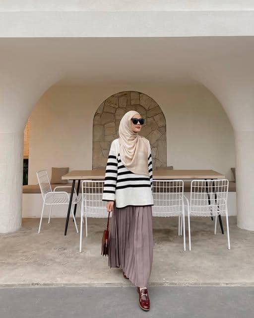 Ratu Isyell mengenakan busana OOTD bergaya kasual untuk pergi ke kafe dalam unggahan Instagram pribadinya.