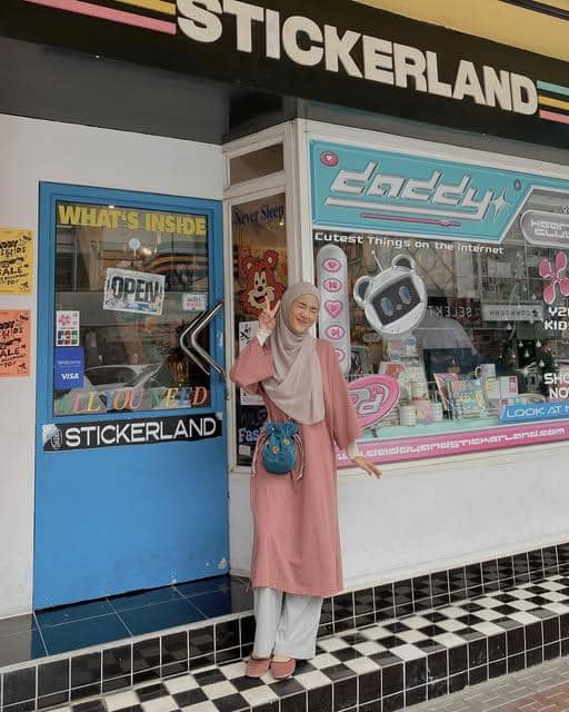 Ratu Isyell mengenakan OOTD untuk pergi ke kafe, seperti dibagikan melalui unggahan Instagram pribadinya.