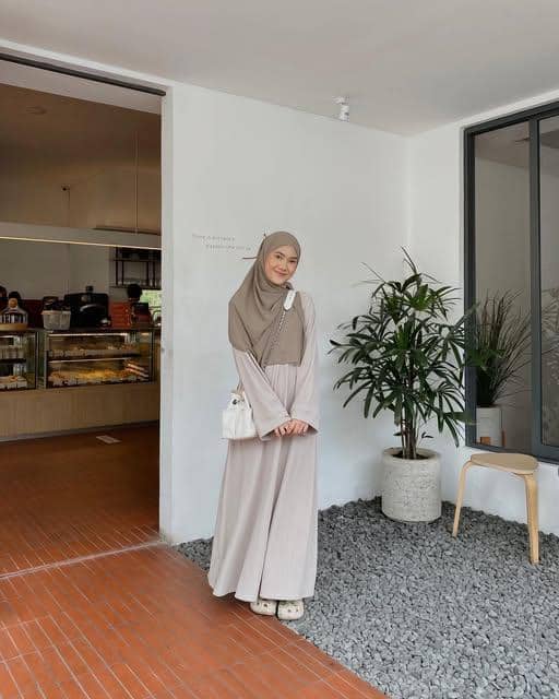 Ratu Isyell tampil dengan busana OOTD saat berkunjung ke kafe, seperti dibagikan melalui akun Instagramnya.