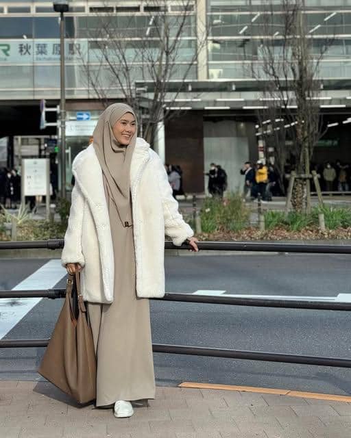 Ratu Isyell mengenakan OOTD traveling bergaya kasual, memadukan busana nyaman untuk inspirasi perjalanan.